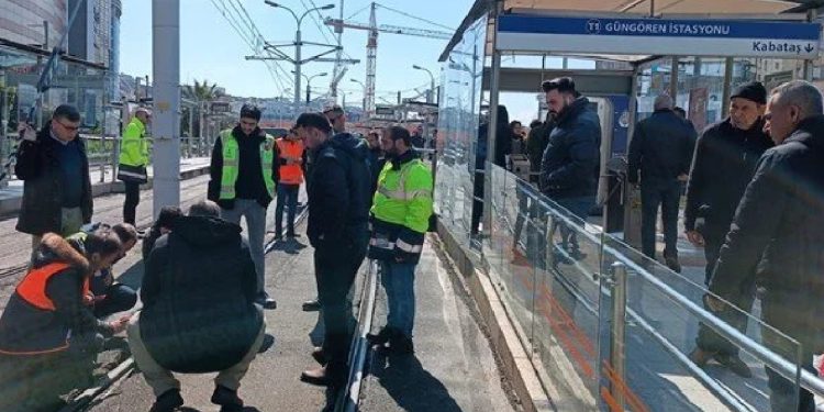 İstanbul'da tramvay raydan çıktı!