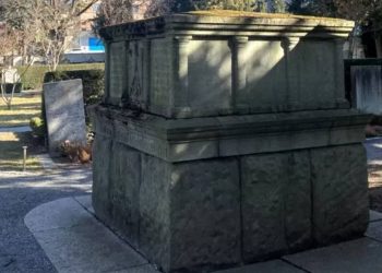 İsviçre'de bir mezarlıktaki 13 tonluk taşın, Nazi anıtı olduğu ortaya çıktı