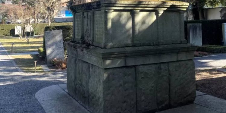 İsviçre'de bir mezarlıktaki 13 tonluk taşın, Nazi anıtı olduğu ortaya çıktı
