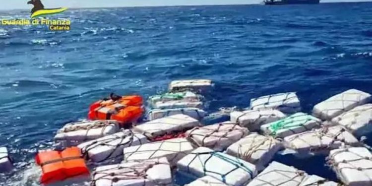 İtalyan polisi 2 ton kokaini 'denizde yüzerken' buldu