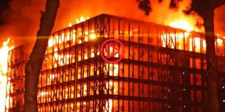 İzmir'de Folkart sitesindeki yangın büyük ölçüde kontrol altına alındı