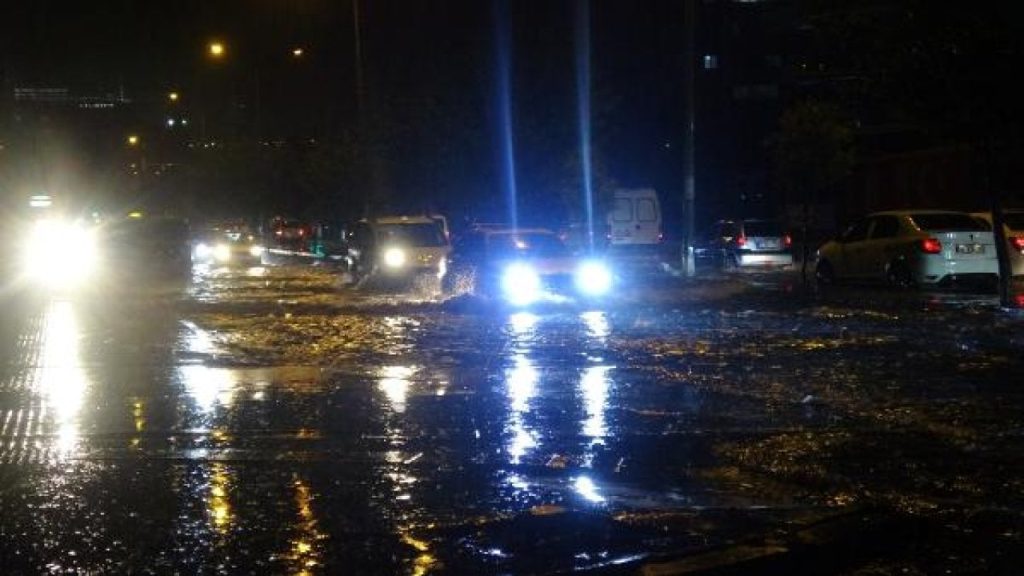 İzmir'de gün boyu aralıksız sağanak yağış