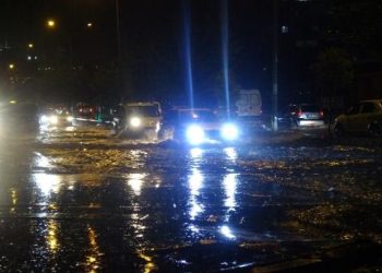İzmir'de gün boyu aralıksız sağanak yağış