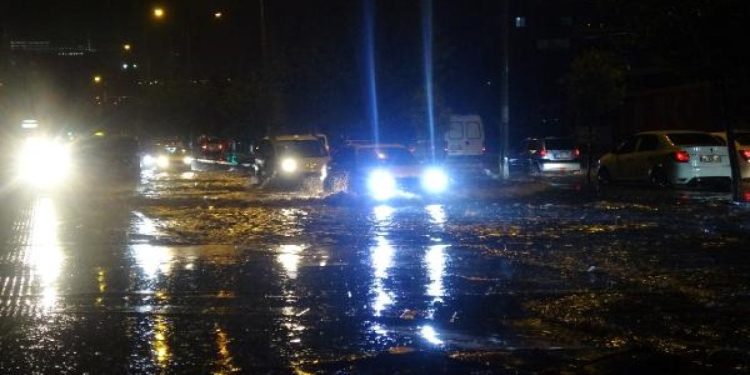 İzmir'de gün boyu aralıksız sağanak yağış