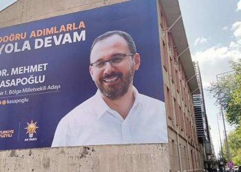 İzmir'deki Vergi Dairesi binasının duvarına Bakan Kasapoğlu'nun seçim pankartı asıldı