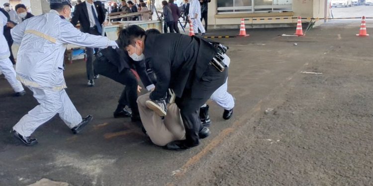 Japonya Başbakanı'na sis bombası atan saldırgan yakalandı