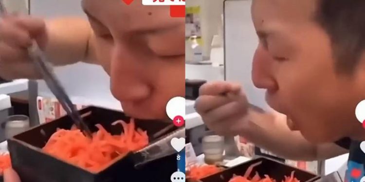 Japonya'da bir restoranda ortak kaseye kendi yemek çubuklarını daldıran iki kişi gözaltına alındı