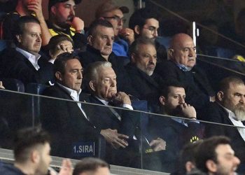 Kadıköy'de Fenerbahçe'nin öne geçtiği golün ardından "Yönetim istifa" tezahüratı