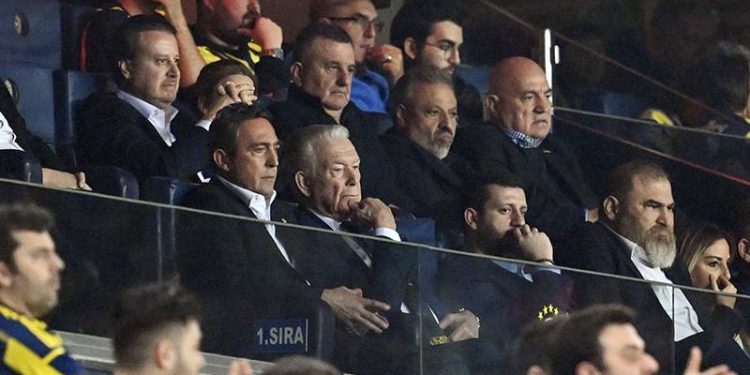 Kadıköy'de Fenerbahçe'nin öne geçtiği golün ardından "Yönetim istifa" tezahüratı