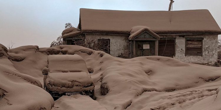 Kamçatka'da yanardağ patladı, köyler küllerle kaplandı