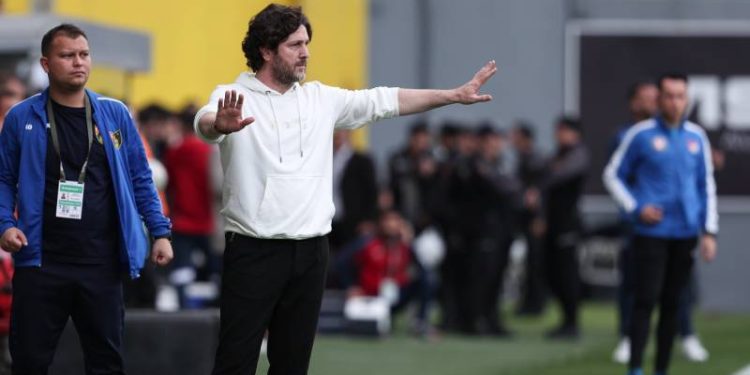 Kart sınırında olan futbolcularımı Fenerbahçe maçında oynatmayacağımı söyledim