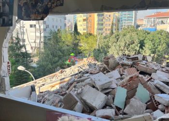 Kartal'da yıkım sırasında bitişik binadaki dairenin duvarı delindi