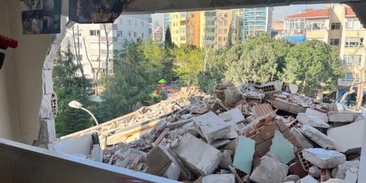 Kartal'da yıkım sırasında bitişik binadaki dairenin duvarı delindi