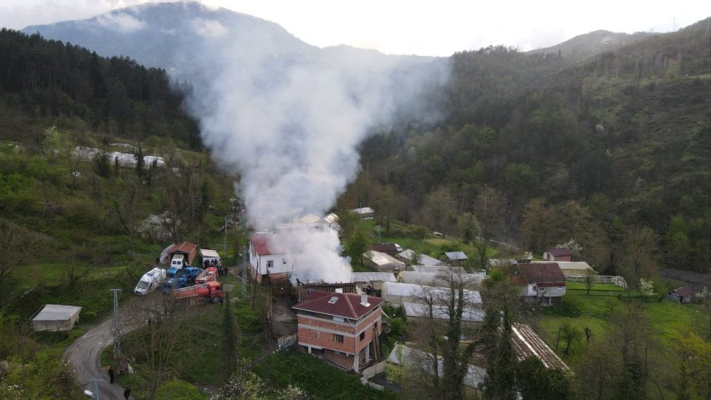 Kastamonu'da ahşap evde yangın çıktı: Bir ölü, bir yaralı