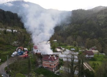 Kastamonu'da ahşap evde yangın çıktı: Bir ölü, bir yaralı