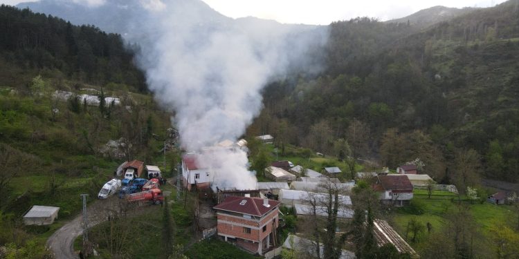 Kastamonu'da ahşap evde yangın çıktı: Bir ölü, bir yaralı