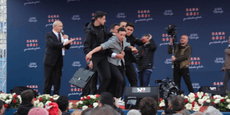 Kayseri mitinginde yüreklerin ağza geldiği anlarda neler yaşandı?