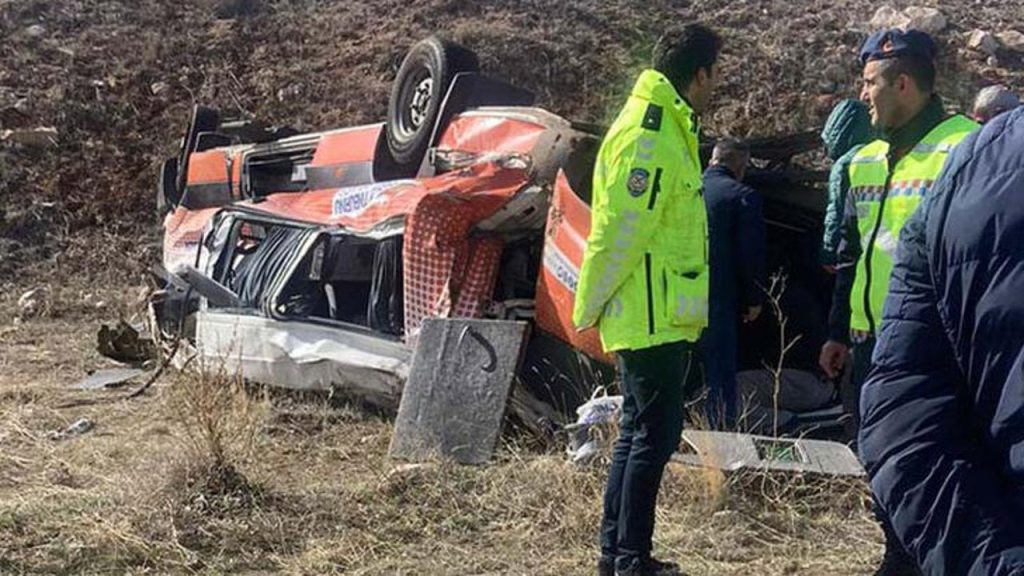 Kayseri'de cenaze aracı şarampole devrildi: İki ölü, üç yaralı