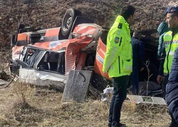 Kayseri'de cenaze aracı şarampole devrildi: İki ölü, üç yaralı
