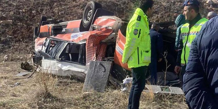 Kayseri'de cenaze aracı şarampole devrildi: İki ölü, üç yaralı