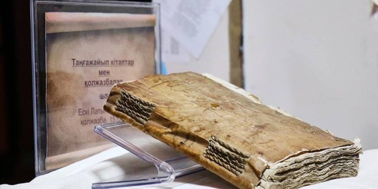 Kazakistan’da insan derisiyle kaplı 5 asırlık el yazması gizemini koruyor