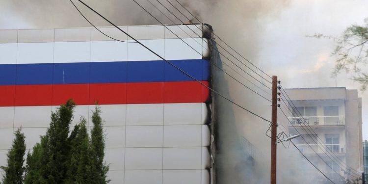 Kıbrıs'taki Rus kültür merkezinde yangın: Molotofkokteyli atıldı iddiası