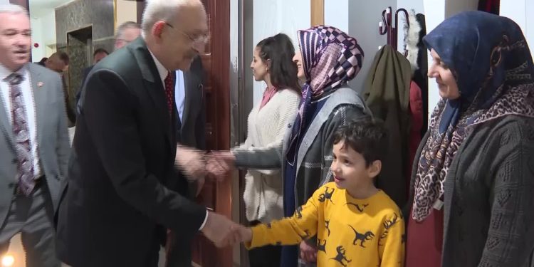 Kılıçdaroğlu'na dert yanan otizmli çocuk annesi: 'Bizim çocuklarımız okullara kabul edilmiyor'