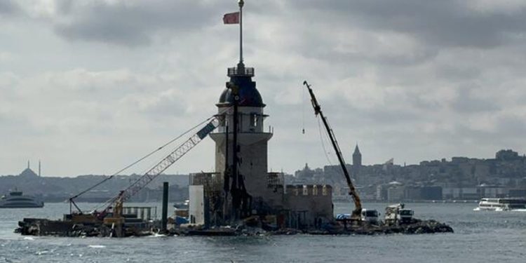 Kız Kulesi’nin çevresindeki iskeleler söküldü