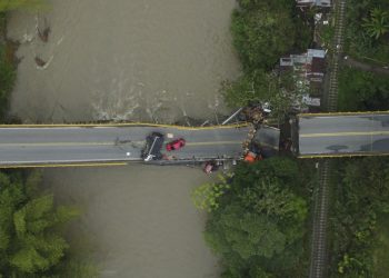Kolombiya'da kara yolu üzerindeki köprü çöktü: İki ölü, 15 yaralı
