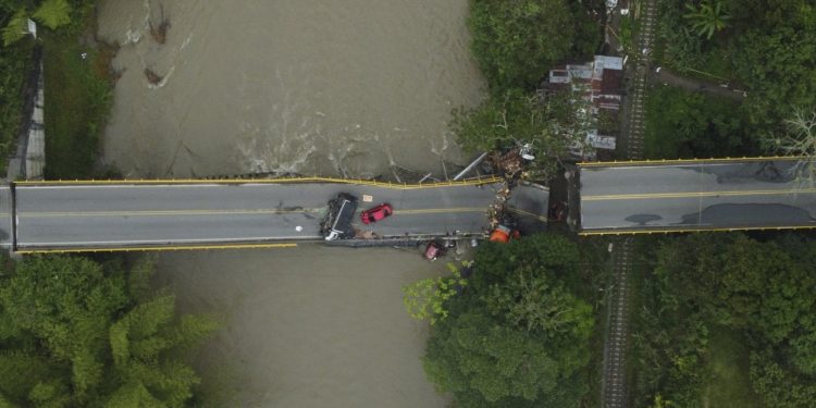 Kolombiya'da kara yolu üzerindeki köprü çöktü: İki ölü, 15 yaralı