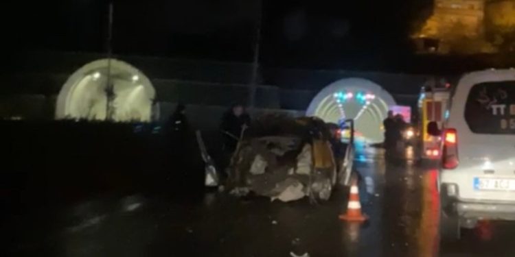 Kontrolden çıkan ticari taksi araç takla attı: 1 ölü, 2 yaralı