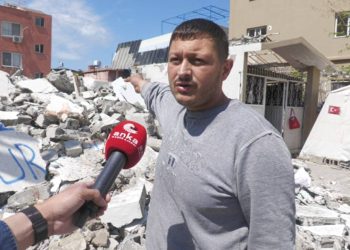 Kontrollü yıkılan ev depremzedelerin eşyalarının üzerine çöktü: 'Bize bir deprem daha yaşattılar'