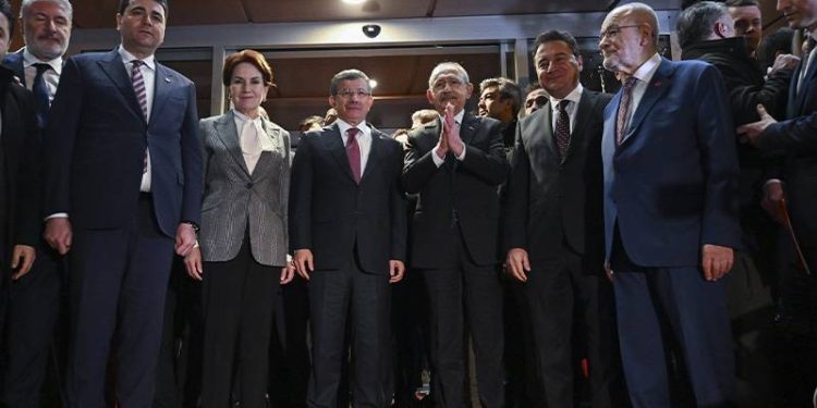 14 Mayıs seçimleri için milletvekili aday listelerinin Yüksek Seçim Kurulu'na (YSK) tesliminde son 3 güne girilirken başkentte ittifaklar içindeki, “liste görüşmeleri” hızlandı.