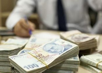 Kur korumalı mevduatla (KKM) ilgili son üç günde üçüncü kez karar yayımlandı. Son karara göre KKM hesaplarının vadeleri Merkez Bankası’ndan (MB) gelecek talimatlara göre belirlenecek.