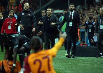 Lale Orta hakemleri ve VAR hakemlerini alır, onlara neyin kırmızı kart olup olmadığını anlatabilir