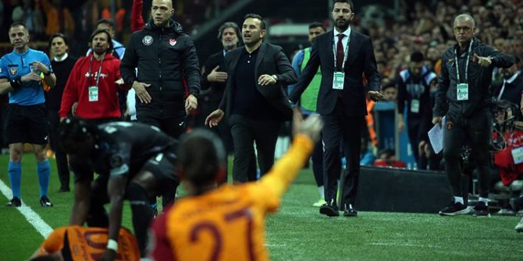 Lale Orta hakemleri ve VAR hakemlerini alır, onlara neyin kırmızı kart olup olmadığını anlatabilir