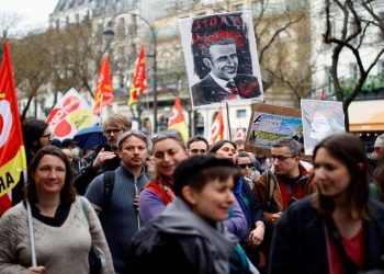 Macron imzaladı, öfke yaratan emeklilik düzenlemesi yasalaştı