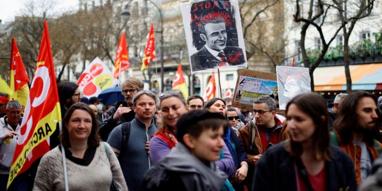 Macron imzaladı, öfke yaratan emeklilik düzenlemesi yasalaştı