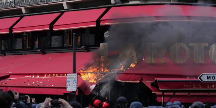 Macron'un sevdiği restoran ateşe verildi