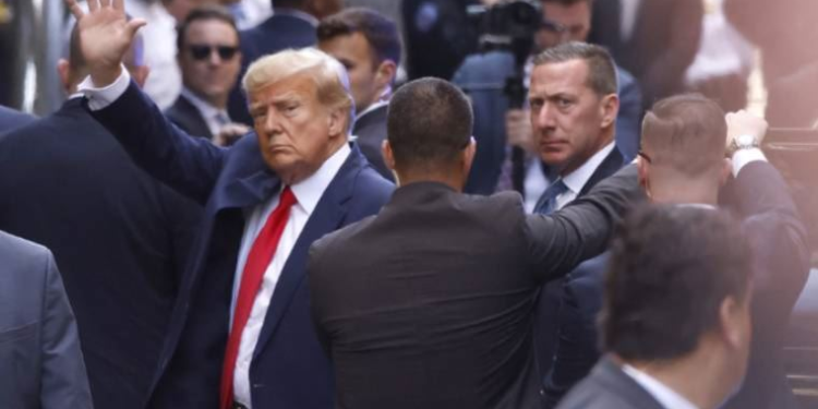 Mahkemeye teslim olan Trump’a ’prosedürel’ tutuklama yapıldı;  Salıverilen Trump hakkında 34 suçlama var