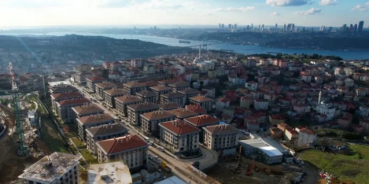 İstanbul'da maliyetine konut yenileme programına ilgi yoğun ancak müteahhitlerin ilgisi ve uzlaşı oranı düşük.