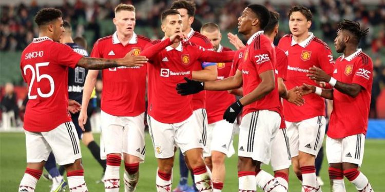 Manchester United'da yaprak dökümü; 13 oyuncuyla yollar ayrılıyor