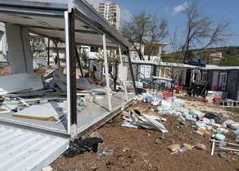 Maraş'ta çatıdan kopan parçalar çadırların üstüne düştü: 1 ölü, 40 yaralı