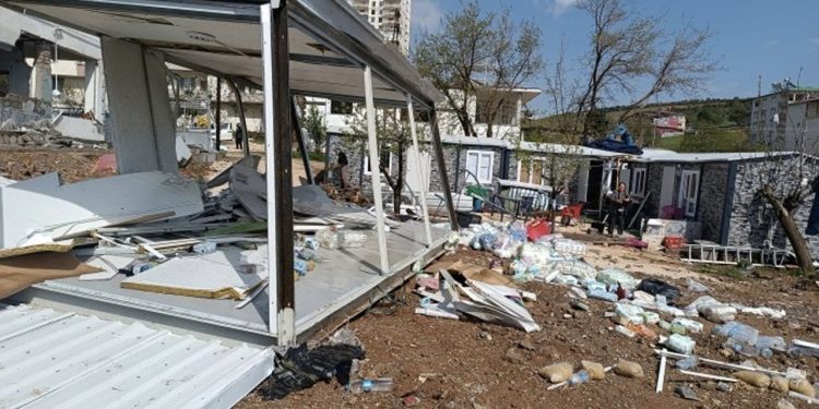 Maraş'ta çatıdan kopan parçalar çadırların üstüne düştü: 1 ölü, 40 yaralı