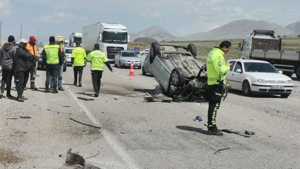 Maraş'ta iki otomobil kafa kafaya çarpıştı: Dört ölü, üç yaralı