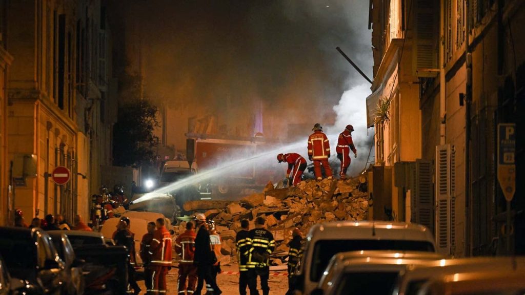 Marsilya'da patlamanın etkisiyle çöken binada çıkan yangın çıktı