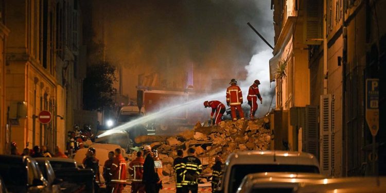 Marsilya'da patlamanın etkisiyle çöken binada çıkan yangın çıktı