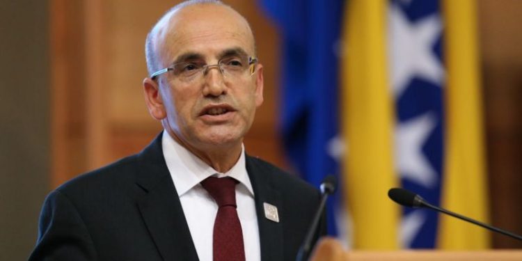 Mehmet Şimşek, AKP’nin seçim vaatlerinde yeni ekonomi yönetiminin başına gelecek isim olarak anılıyor.