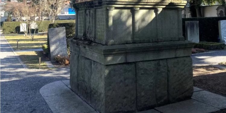 'Mezar taşı' Nazi anıtı çıktı, İsviçre karıştı