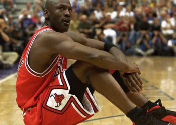 Michael Jordan'ın 1998 NBA finallerinde giydiği ayakkabılar 2,2 milyon dolara satıldı